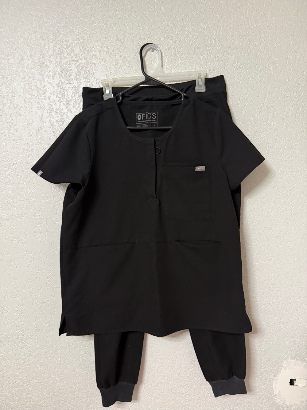 Figs Women's Scrub Set in Black